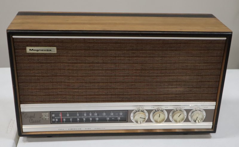 magnavoxfm47horizontalwoodsetsgenevickery.jpg